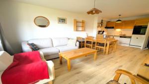 un salon avec un canapé et une table dans l'établissement Résidence Les Soldanelles - APPARTEMENT 6 pers AVEC VUE IMPRENABLE MAE-9134, à Puy-Saint-Vincent