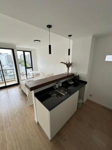a kitchen with a counter and a sink in a room at Departamento super luminoso - Zona 12 y 38 in La Plata