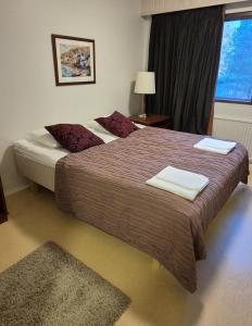 Una habitación de hotel con dos camas y una ventana. en Spacious 4BR Apartment Särkilahti, en Savonlinna