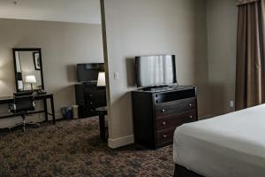 Postel nebo postele na pokoji v ubytování Radisson Hotel Edmonton Airport