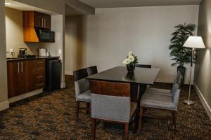 Kuchyň nebo kuchyňský kout v ubytování Radisson Hotel Edmonton Airport