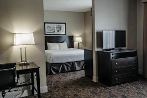 Postel nebo postele na pokoji v ubytování Radisson Hotel Edmonton Airport