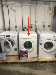 トロイスドルフにあるTroisdorf - City - 64Qm - 1 bis 3 Schlafplätzeの洗濯機2台(ランドリールーム内)