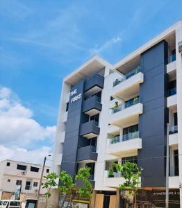 ein Gebäude mit einem Schild an der Seite in der Unterkunft Appart haut standing Riviera in Abidjan