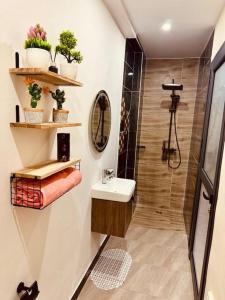 ein Badezimmer mit Waschbecken und Dusche in der Unterkunft Appart haut standing Riviera in Abidjan