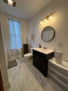 Ένα μπάνιο στο Eighty Three-Historic Downtown