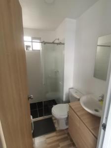 a bathroom with a shower and a toilet and a sink at Apartamento Ibagué in Ibagué