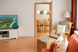 Et tv og/eller underholdning på Ferienhaus Fiete 1 - Kinderfreundliches Ferienhaus auf Rügen für bis zu 8 Personen