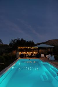 La alberca dentro o cerca de Tuki Views House with pool and spa