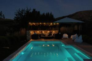 La alberca dentro o cerca de Tuki Views House with pool and spa