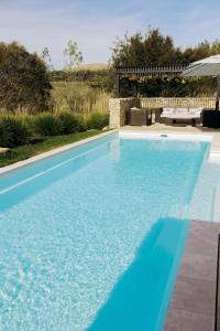 La alberca dentro o cerca de Tuki Views House with pool and spa