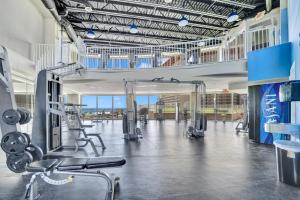 un gimnasio con varias cintas de correr y máquinas en él en Blue Turtle at Laketown, en Panama City Beach