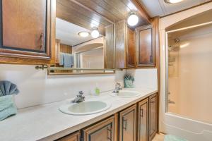 Ένα μπάνιο στο 3 Mi to Lake Michigan Pet-Friendly Home! +17 φωτογραφίες