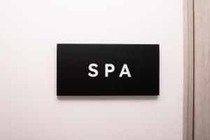 a black sign on a white wall with the word spa at Apartamentos Luxury Hotel Porto Horizonte - AR Rentals in Gaira