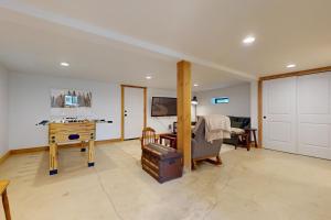 TV a/nebo společenská místnost v ubytování High County Cabin