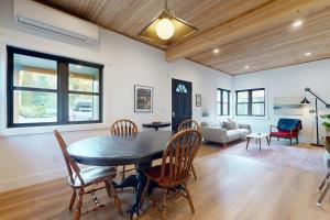 Posezení v ubytování High County Cabin