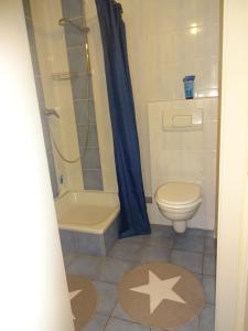 Koupelna v ubytování Voll eingerichtete 1,5 Zi, Wohnung UG Crailsheim + 4 fotografie