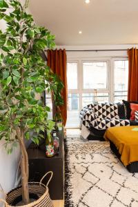 Posezení v ubytování Modern Retreat - 2BD Apt with Lush Greenery at Sheffield