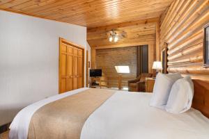 The Lodges at Breezy Point客房内的一张或多张床位
