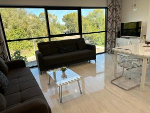 TV a/nebo společenská místnost v ubytování TECNOCORDOBA aparcamiento privado gratuito y piscina