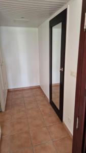 AYOUNAKA, Appartement cosy avec plage terrasse & piscine في Courcelles Sucrerie: ممر مع باب وأرضية من البلاط