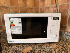 a white microwave sitting on top of a counter at Descanso Río Grande in Río Grande