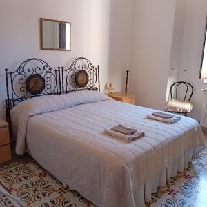 A bed or beds in a room at Happy Holiday
