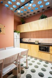 Una cocina con una mesa y sillas y un fregadero. en MEO! Hostel, en São Paulo