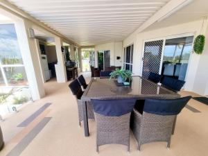 Χώρος καθιστικού στο Tranquil Getaway With Pool, Outdoor Kitchen and Bar