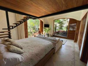 Postel nebo postele na pokoji v ubytování Bilbao Luxury Bungalow + 26 fotografií