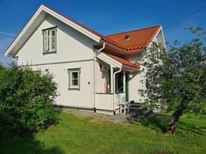 a white house with a red roof at Stort landsted med egen strand in Rød