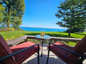 un patio con 2 sillas y una mesa con bebidas. en Wisconsin Lake Escape, en Racine