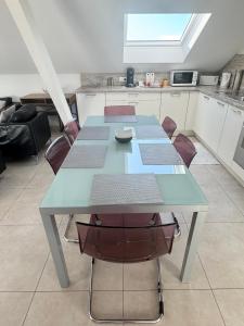 A cozinha ou cozinha compacta de Appartement Bes,, Attique neuf avec confort