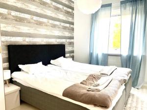 Postel nebo postele na pokoji v ubytování XL apartment with free parking