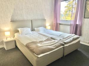 Postel nebo postele na pokoji v ubytování XL apartment with free parking