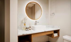 un bagno con lavandino e specchio di The Kulshan Hotel a Sedro-Woolley