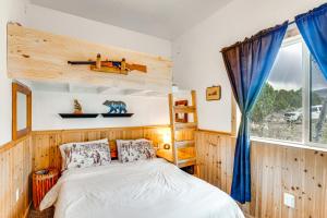 a bedroom with a bed and a window at Colorado River Getaway in Parachute Dogs Welcome! in Parachute
