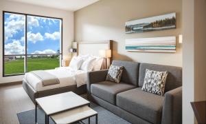 una camera d'albergo con un letto e un divano di The Kulshan Hotel a Sedro-Woolley