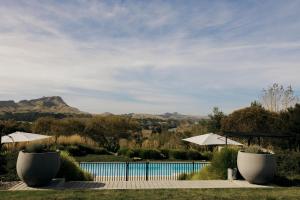 La alberca dentro o cerca de Tuki Views House with pool and spa