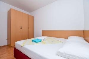 Postel nebo postele na pokoji v ubytování Apartments Jakov