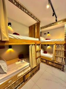 纳韦甘蒂斯NAVEGA HOSTEL - Rede Navega Hotéis的房间里的一组双层床