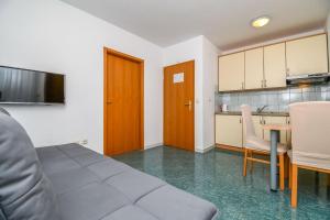 Kuchyň nebo kuchyňský kout v ubytování Apartments Jakov