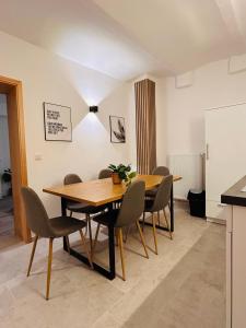 a dining room with a wooden table and chairs at Gemütliches Apartment - beste Lage in Kassel +7 photos