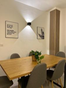 a dining room with a wooden table and chairs at Gemütliches Apartment - beste Lage in Kassel