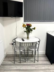 Μια τηλεόραση ή/και κέντρο ψυχαγωγίας στο Centrally Located Double BedFlat