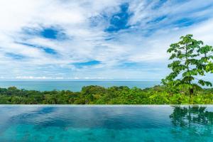 una piscina con vista al mar en Villa del Cielo - by Pura Villas, en Uvita