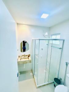 ein Badezimmer mit Glasdusche und Waschbecken in der Unterkunft Jacuipe Country in Campos