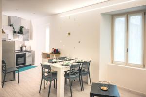 Kuchyň nebo kuchyňský kout v ubytování Gavirate Lake apartment