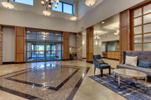 A seating area at Drury Inn & Suites Phoenix Happy Valley