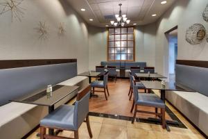 A restaurant or other place to eat at Drury Inn & Suites Phoenix Happy Valley